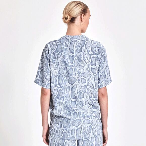 NWT Ena Pelly Blue Snakeskin Short Sleeve Button Front Top Size 6 - Picture 10 of 11